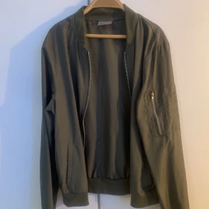 Bomberjacka - Denna tunna bomberjackan är perfekt till sommarens lite kyligare dagar.