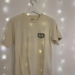Vans t-shirt - Säljer nu en superfin Vans t-shirt med tryck på ryggen.☁️ Jättefint skick och sitter superbra! 120kr + frakt (kan diskuteras)🩵