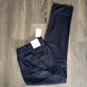 Kostymbyxor  - Helt nya och oanvända kostymbyxor från H&M.   Rensar ur min garderob från en hel del oanvända kläder🌼 Kika och se om du ser något mer i min profil som du gillar så skickar jag med det till dig också!😊 Fler kläder kommer! 