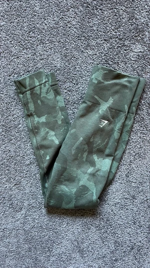 Gymshark tights - Säljer mina gröna Adapt Camo Seamless tights pga använder inte för har för många. De är i väldigt bra skick. Använda 3 gånger. 🥹🫶🏼