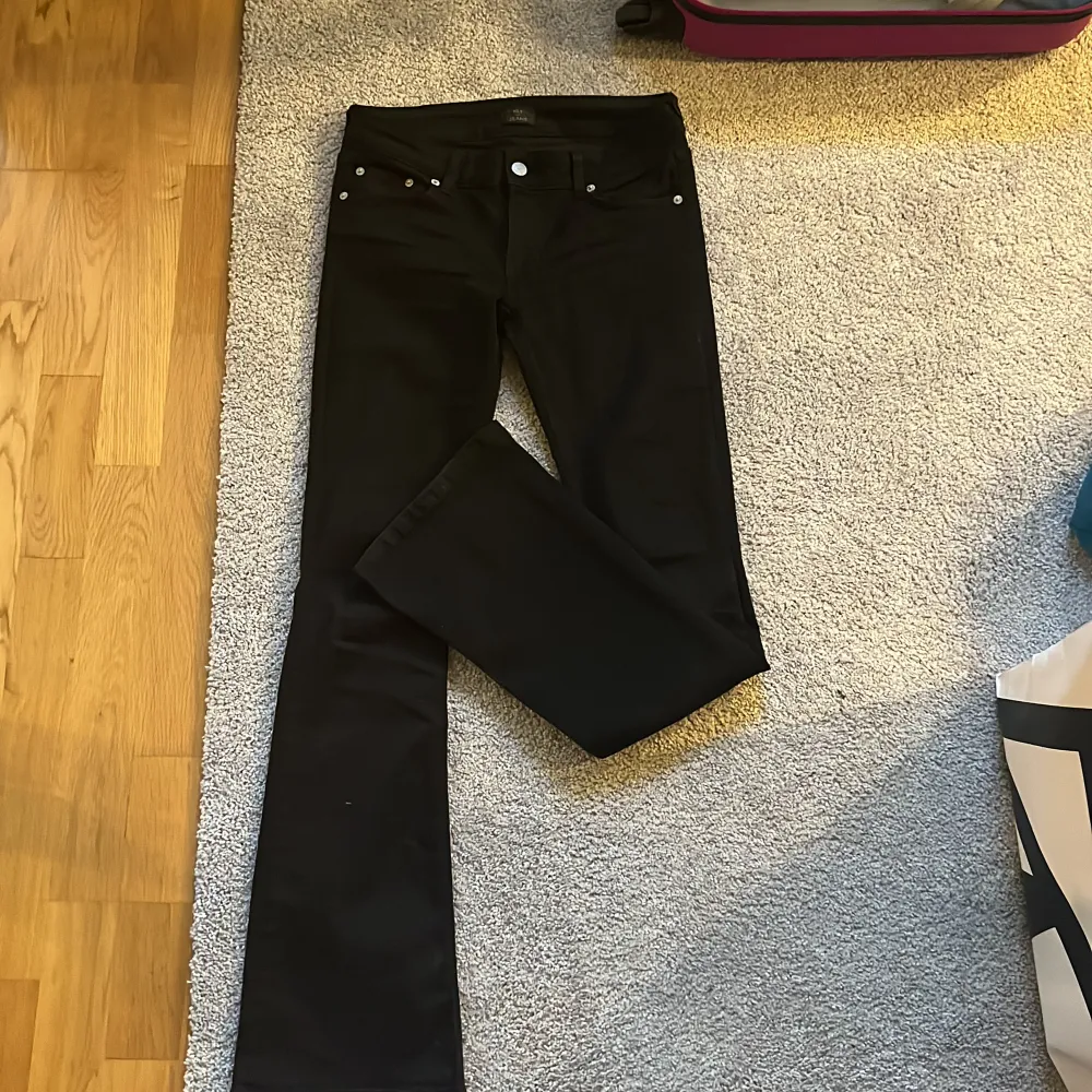 Ett par jätte fina low waist bootcut jeans inifrån Nelly! Dem går ner på marken på mig sån är 167 cm, säljer då jag inte använder dem 💕 skriv till mig om fler foton önskas eller bara frågor 💕. Jeans & Byxor.