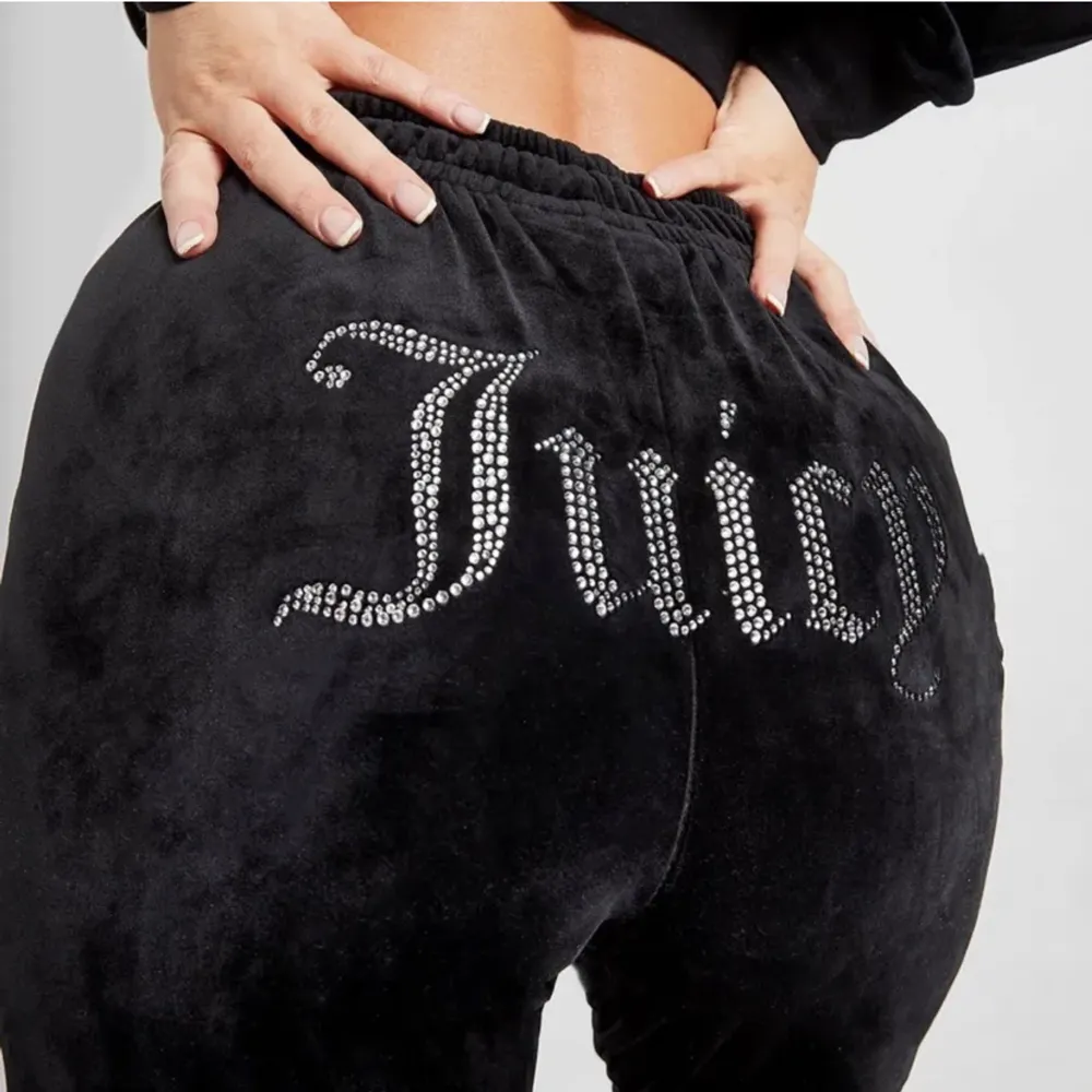 Svarta juicy couture byxor med strass. Som nya. Säljer för att de är förstora. 300kr+frakt . LÅNADE BILDER . Jeans & Byxor.