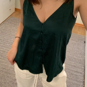 Linne i silke - Säljer denna jättesköna topp från Mango i silke 💕Knappdetaljer som man antingen kan välja att ha bak eller fram 😊✨