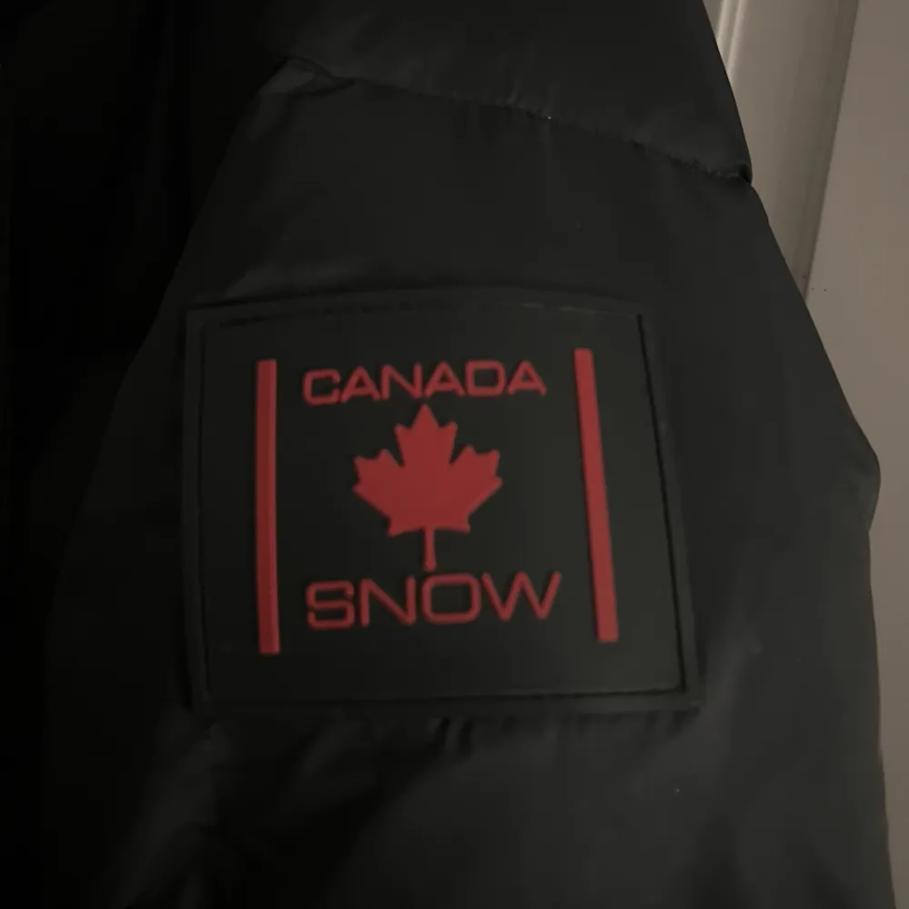 Säljer min supersköna jacka från Canada Snow då den kommer till användning allt för sällan.  Riktigt bra skick!   Stlk: L Brukar ha M i jackor men gillar lite oversized kläder.   Ingångapriset tror jag låg mellan 1500-2000:-  Mitt pris: 700:-. Jackor.