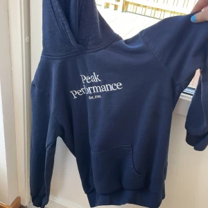 Peak performance {mörkblå} - Hej! Jag säljer denna peak Performance för att den passar mig inte längre. Jag har använt den ungefär 4 gånger! Orginal pris: 600kr. Säljer den för 100kr 🫶❤️