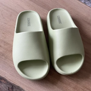 Tofflor NLY one - Gröna tofflor från NLY shoes i storlek 36, använda fåtal gånger.