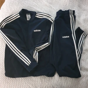 Adidas set - Säljer denna marinblå adidas dress i dammodell. Använd ca 15 gånger, är i bra skick!