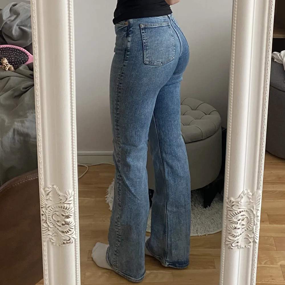 Supersnygga bootcutjeans från monki i nyskick❣️Stlr 24, passar XS/S, stretchiga i materialet. . Jeans & Byxor.