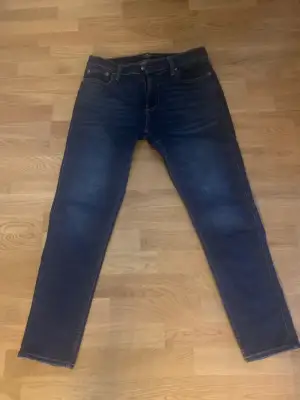 Fina mörkblåa jeans, modell slim taper, storlek 33/32