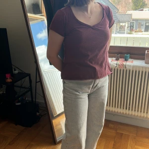 T-shirt - En fin t-shirt från Lager 157 är använd men inga defekter förutom nopprig