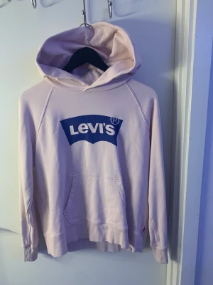 Levi’s hoodie  - En jättefin rosa hoodie som jag inte använder längre och rensar ut garderoben, köparen står för frakt 😃