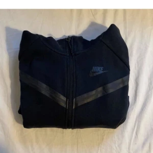 Nike teech  - Svart nike teech fleece hoodie i dam modellen nypris 1349kr passar xs & s❤️