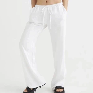 Linnebyxor  - Säljer dessa linnebyxor från hm fast i svart. Skriv privat för egna bilder 💕