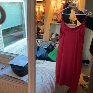 Röd klänning - Anvönt en gång. Från bikbok