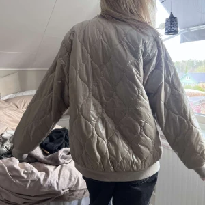 Rutig jacka - Världens finaste jacka perfekt till våren så himla fin färg