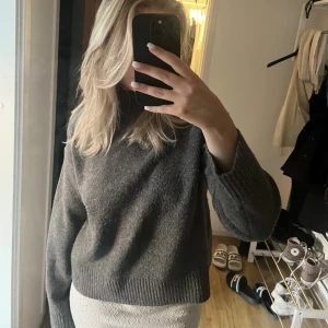 Stickad tröja - Stickad snygg tröja från uniqlo. Jättefin passfprm och superskön