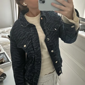 Jeansjacka med mönster - Säljer nu denna as-snygga jeansjackan med ”tiger” mönster!! Så snygg och den perfekta jeansjackan. Köpt secondhand ganska dyrt, perfekt skick då jag ej använt den så många gånger. Vet ej storleken men skulle uppskatta den som en M. 