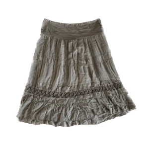 Beige kjol - Beige kjol köpt secondhand. Midjemått:  38 cm tvärs över, stretchiga tyg