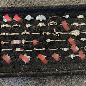 Flertals Ringar - Säljer flera ringar då de inte kommer till användning. De som är överstrykta är sålda. Finns i både silver eller guld, olika storlekar. Inga av kristallerna/diamanterna är äkta utan de är alla fake.  7kr st För mer info eller bilder, kontakta mig!🌷