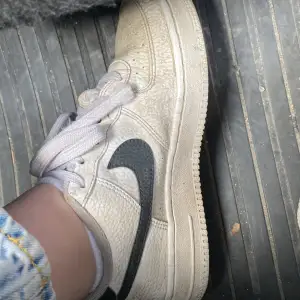 Detta är helt nya skor från Nike butik jag köpte dom idag men var inte nöjd med dom så säljer dom här och dom är MADE IN CHINA