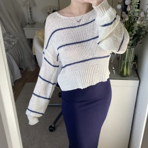 Randig tröja - Superskön  stickad tröja! Använd ett fåtal gånger och säljs då den inte kommer till användning. Frakt tillkommer!