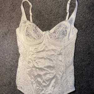 Spetsbody - Body med delar i spets, så fin 🥹 hittar ingen storlek men passar xs-m och kupan skulle kunna vara B🫶