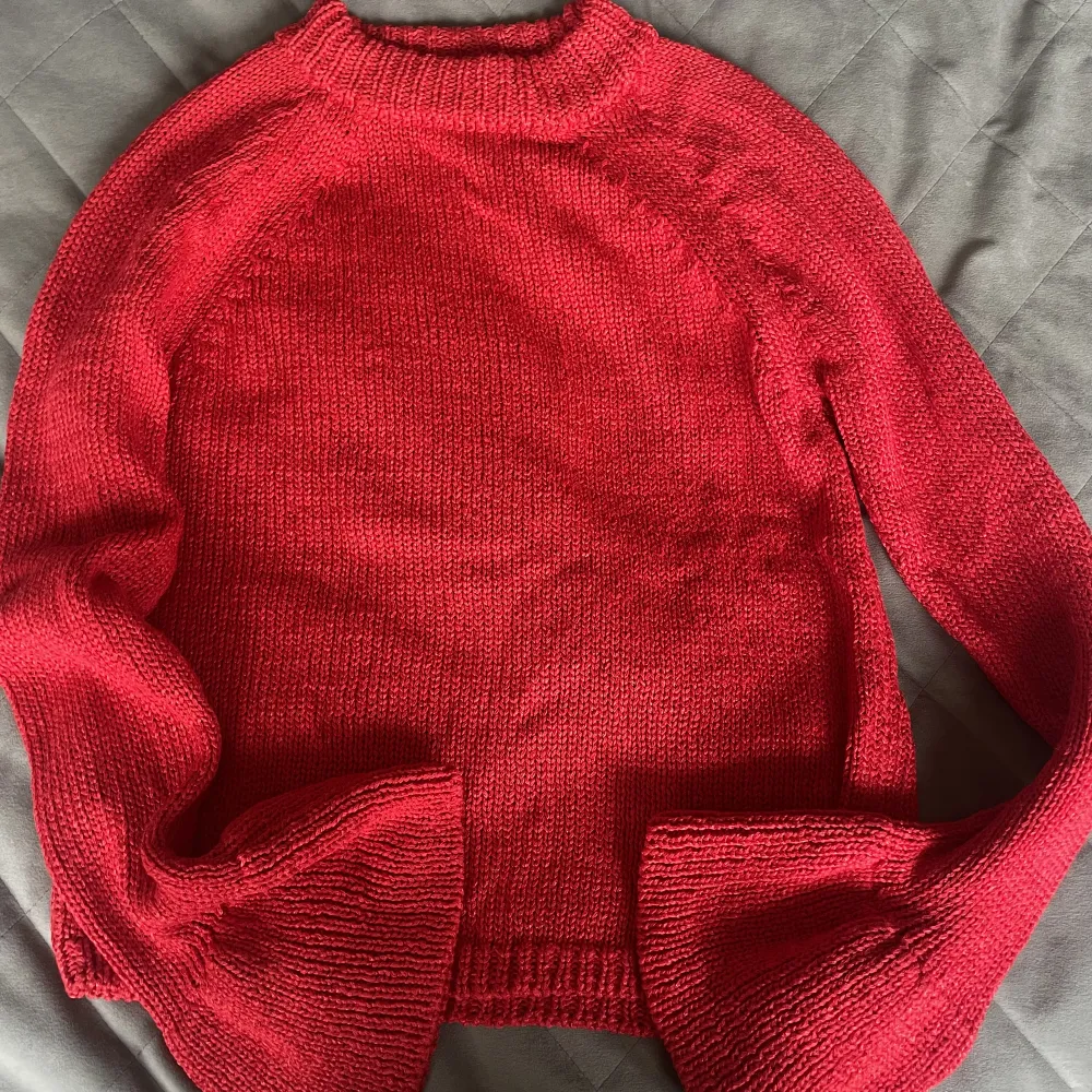 Säljer nu denna stickade tröjan i en super fin och härlig röd färg. Passar perfekt nu till våren och sommaren. Den är lite glittrig i tyget. Köptes förra året. Passar mig som är en S/M.  Säljer för den inte kommer till  användning längre. 💕🌸. Stickat.