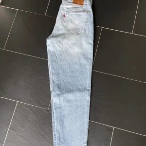 Levis 562 - Ljusblåa Levisjeans i modellen 562, storlek W31 L32. Använda ett fåtal gånger så inga synliga defekter!