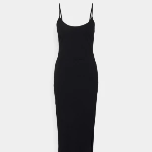 Svart långklänning - Säljer denna svarta långklänning från Even&Odd. Sitter väldigt bra och skönt material, perfekt till en sommarkväll. Har en snygg slits på ena sidan. Köptes på Zalando för 349kr och säljer för 200kr. Strechig i materialet så passar både S och M. FRI FRAKT!