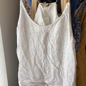 Topp Zara - Vit topp zara med diskret mönster. Storlek L men sitter fint på mindre storlekar också.
