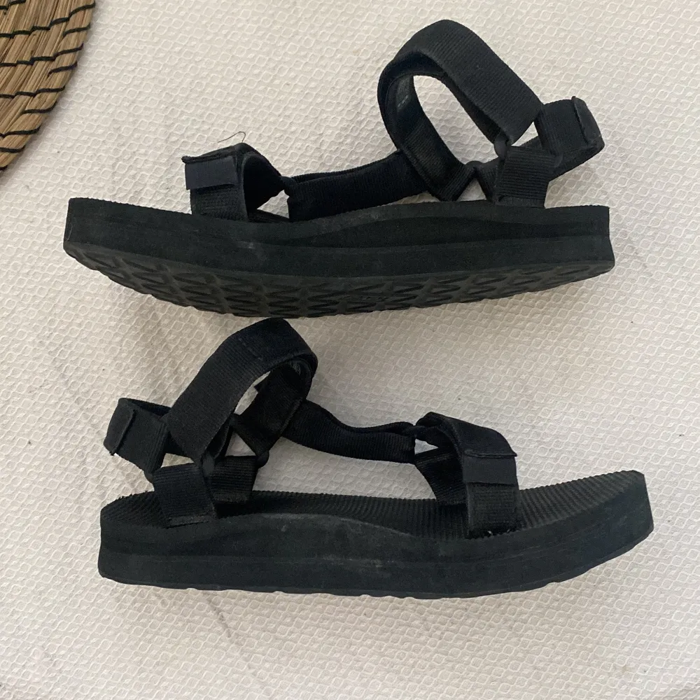 Säljer vidare dessa teva midform sandaler i strl 37. Tidigare ägare sa att de var sparsamt använda vilket jag håller med om, så skicket är fint. Köparen står för frakten 🌸. Skor.