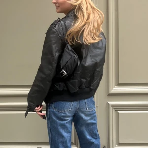 Vintage Fendi baguette väska svart - Intressekoll på min Fendi baguette! Den är i bra skick men väl använd! Passar till alla outfits och är väldigt rymlig för sin storlek! Finns att köpa på andra second hand hemsidor för runt 10 000! Köpt på Vestiaire så är autentifierad, och har dustbag 🫶🏻 