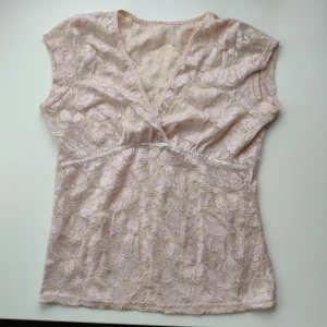 Spetstopp  - Ljusrosa spetstopp, silkesstrecket under bysten är sliten längst till höger (se bild 1). Vinnande bud betalar med köp nu 