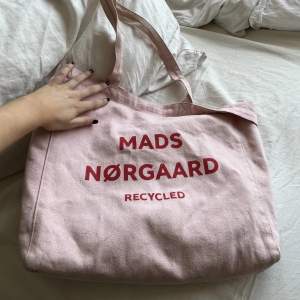 Somrig rosa tygväska från Mads Nørgaards. 100% återvunnen