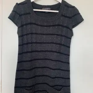 En kort stickad klänning som är svart och grå randig! Aldrig använd och i bra skick❤️Skirv för fler bilder