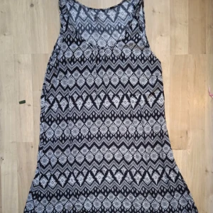 Fin/skön klänning  - Skön sommar klänning i läcker mönstring 