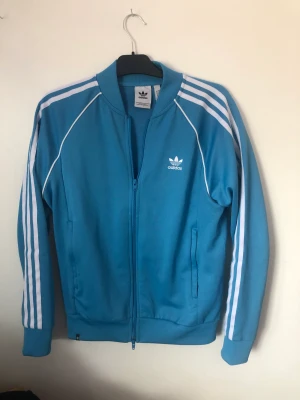 Adidas SST Tröja - Säljer min adidas tröja som jag inte använder längre. Inga skador. 