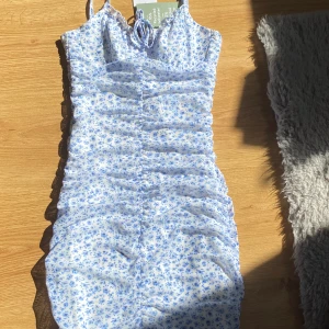 Klänning från hm - Säljer denna super fina klänningen från hm pga att den har aldrig kommits till andvänning.  Köptes på hm för 199 i somras och säljer för 100+ frakt. Aldrig använd Skriv Järna innan ni klickar köp nu