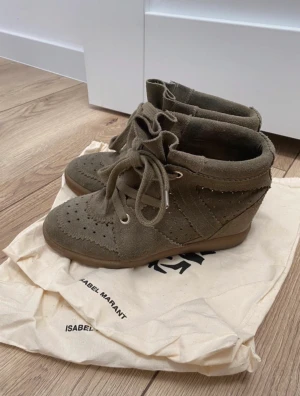 Isabel marant  - Säljer dessa isabel marant i en modell som jag tror kommer vara en ny favorit i sommar! Super snygga men tyvärr har jag ingen användning för dem och de förtjänar dem! Pris kan diskuteras vid snabb affär!💕