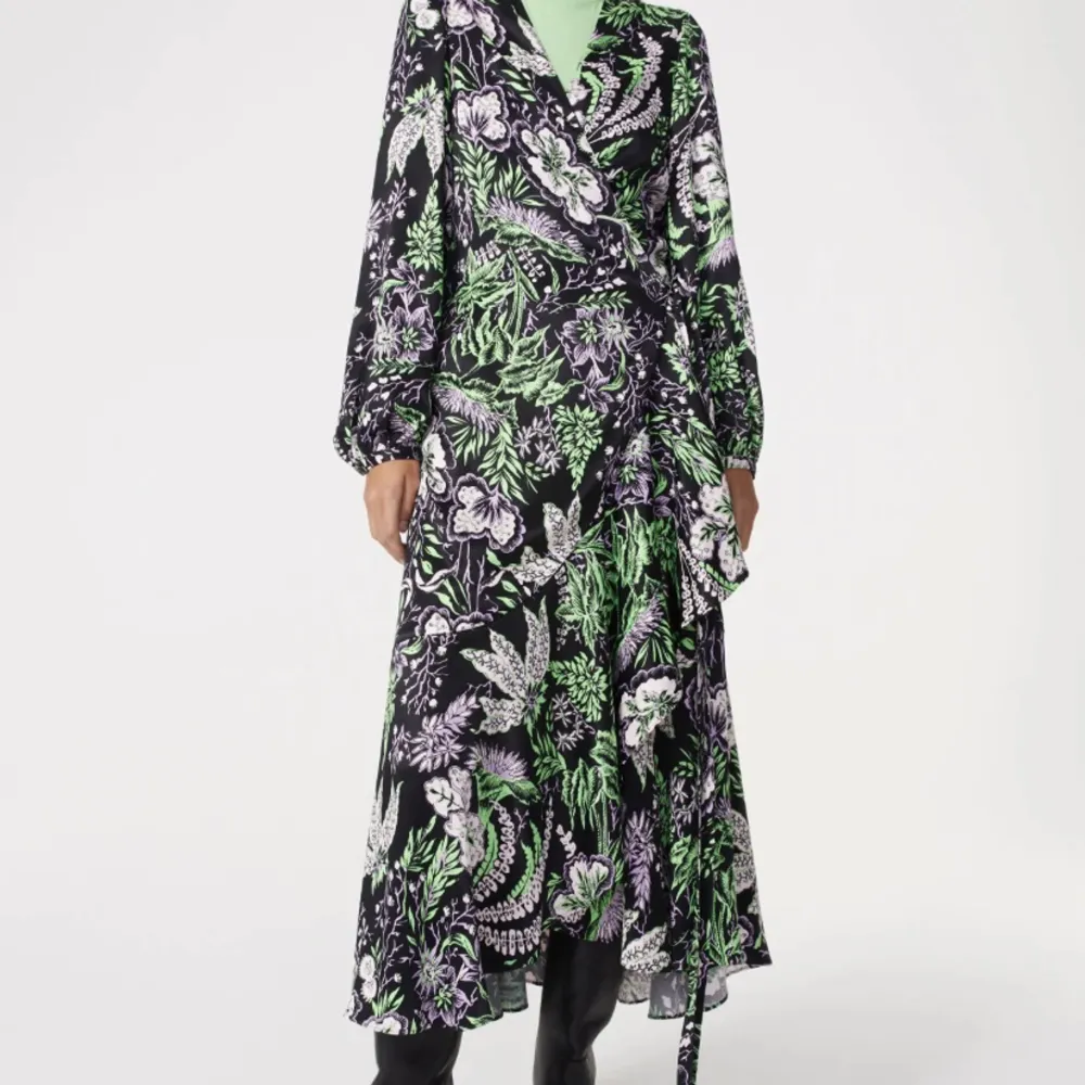 Rodebjer magna vegetal print dress.storlek Medium.längd 127cm.nyskick med alla lappar kvar.nypris 3295:-. Klänningar.