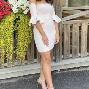 Klänning  - Säljer min klänning som är i storlek S. Den är använd endast en gång. Köptes för 699kr och säljs för 195kr.