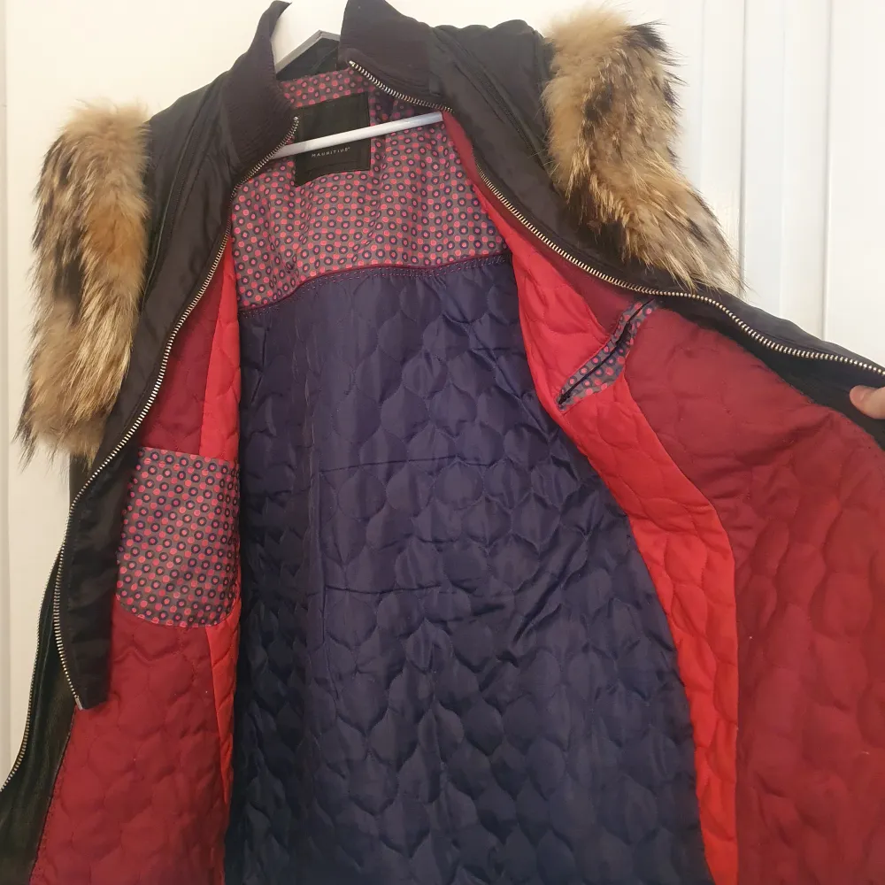Genuine Leather & Real Fur  • Originally $450 USD from LA luxary brand Mauritius • Great condition, more photos available  • Size M . Jackor.
