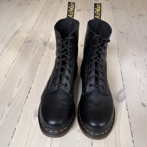 Dr Martens skor nyskick  - Ett par super fina Dr Martens skor som är i perfekt skick använd endast fåtal gånger och den här modellen av Dr Martens har super skönt mjukt skinn som gör de extra bekväma. Nypris är 2100kr, mitt pris är 1099❤️Använd gärna köp nu❤️❤️❤️