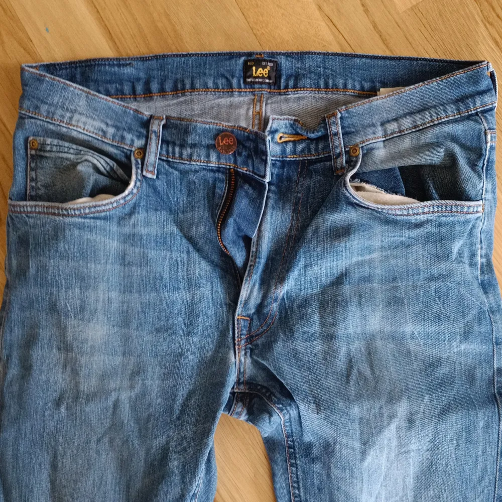 Snygga blå Lee jeans i takt stretchig modell.  OBS!  Mörka fläckar bak till höger enligt bild 3 . Jeans & Byxor.