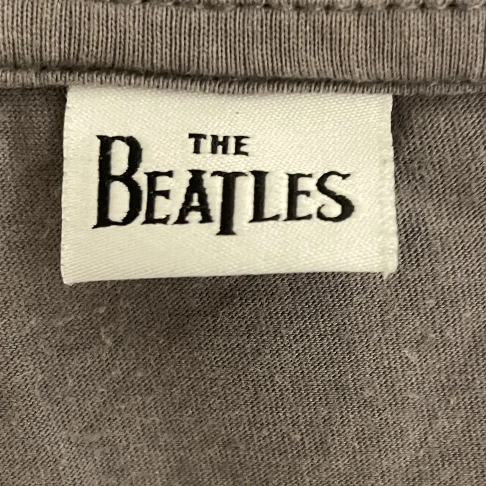 Jag säljer men älskade the Beatles tröja eftersom att den ej kommit till användning på sistone. Köpte den sommare 2022 här på Plick och har använt den ett fåtal gånger. Pris kan diskuteras o jag kan mötas i Stockholm 💕. Toppar.
