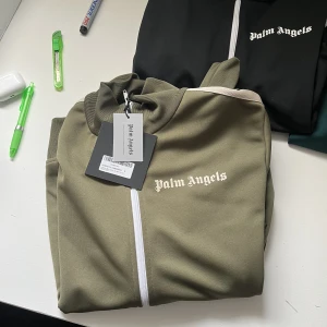 Palm Angels Tracktop- Military Green  - Palm Angels Tracktop- Military Green Size: Large Cond: DS Pris: 2900:-
