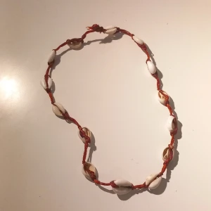 Snäckhalsband - Ett superduper gulligt halsband köpt utomlands. Jättefint till stranden eller vart som helst på sommaren. 