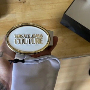 Versace bälte  - Helt nytt Versace bälte som min tjej aldrig använde. Den är endast provad en gång. 