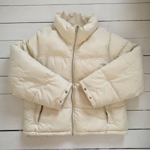 Vår jacka - Söt jacka nu till våren. Köpt för några år sedan på bikbok. Kräm vit ish. Inga tecken av användning. Justerbar i midjan. 