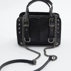 Väska  - ⚠️höjer priset till 249 då många är intresserade⚠️  Säljer min svarta väska ifrån zara. Använd få gånger. Inga defekter och ser ut som ny. Nypris 400kr men säljer för 199kr 